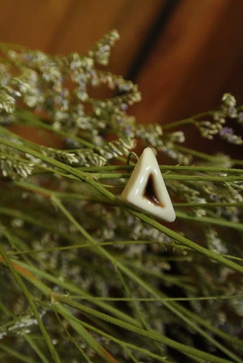 【 T - C 】耳環 日本白瓷 瓷器  限量 自然釉色 無限看不膩色調 攝氏1350高溫燒製