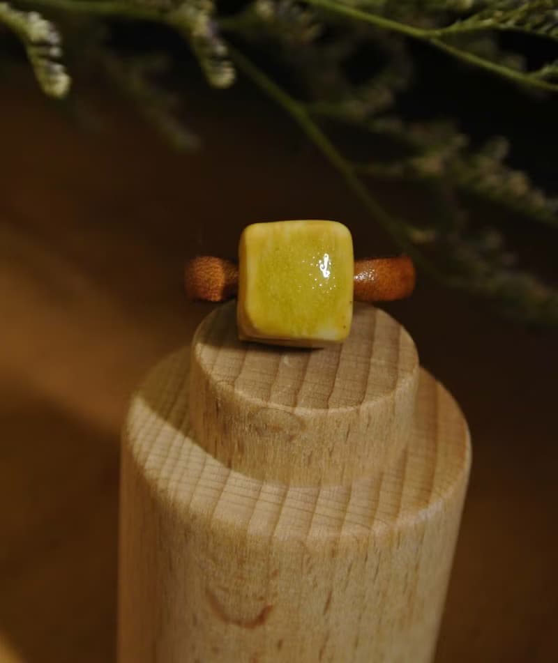 【 T - C 】戒指 皮革 牛皮 日本白瓷 瓷器  限量 自然釉色 無限看不膩色調 攝氏1350高溫燒製