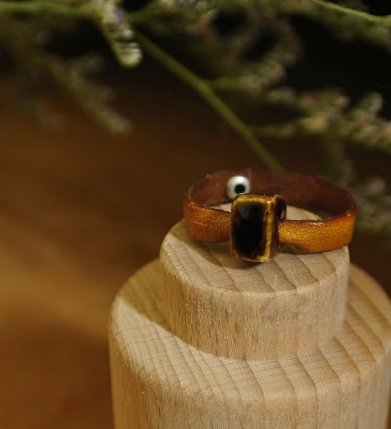 【 T - C 】戒指 皮革 牛皮 日本白瓷 瓷器  限量 自然釉色 無限看不膩色調 攝氏1350高溫燒製