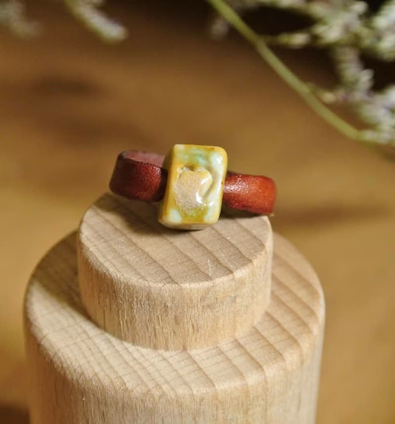 【 T - C 】戒指 皮革 牛皮 日本白瓷 瓷器  限量 自然釉色 無限看不膩色調 攝氏1350高溫燒製