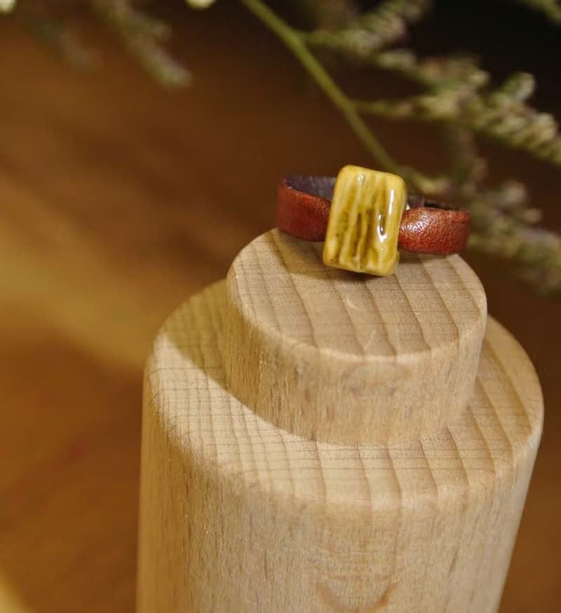 【 T - C  】戒指 皮革 牛皮 日本白瓷 瓷器  限量 自然釉色 無限看不膩色調 攝氏1350高溫燒製