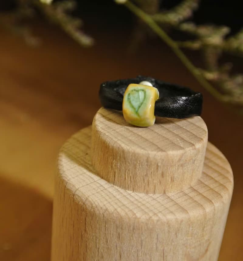 【 T -C 】戒指 皮革 牛皮 日本白瓷 瓷器  限量 自然釉色 無限看不膩色調 攝氏1350高溫燒製