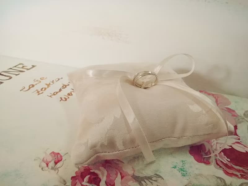 浪漫婚禮必備。簡約綁帶戒枕