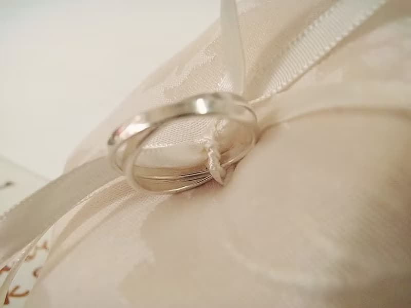 浪漫婚禮必備。簡約綁帶戒枕