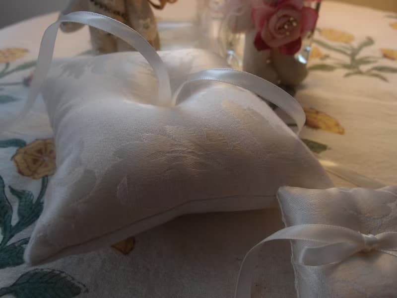 浪漫婚禮必備。簡約綁帶戒枕