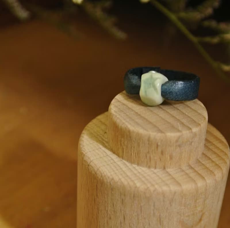 【 T - C 】戒指 皮革 牛皮 日本白瓷 瓷器  限量 自然釉色 無限看不膩色調 攝氏1350高溫燒製