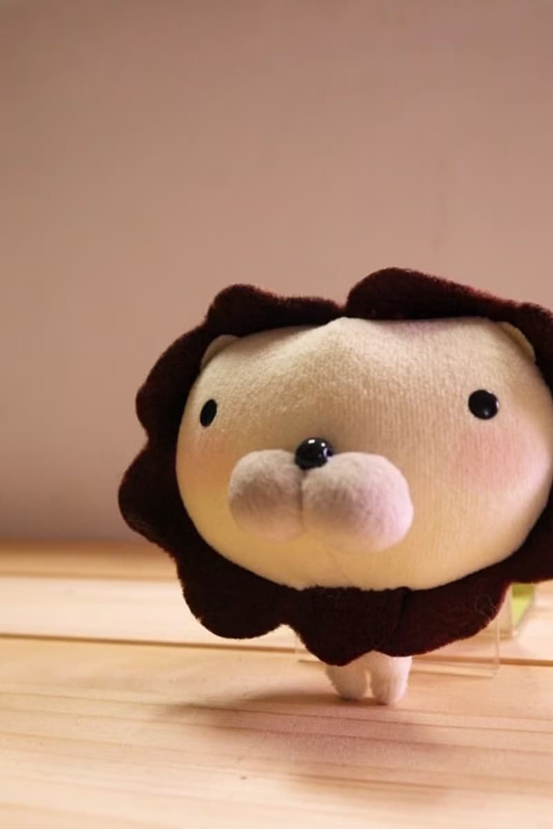 Bucute 擦拭手機螢幕┃日葵獅手機吊飾┃附耳機塞┃禮物