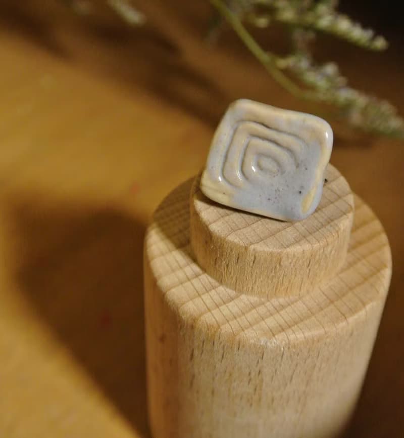 【 T - C 】耳環 日本白瓷 瓷器  限量 自然釉色 無限看不膩色調 攝氏1350高溫燒製