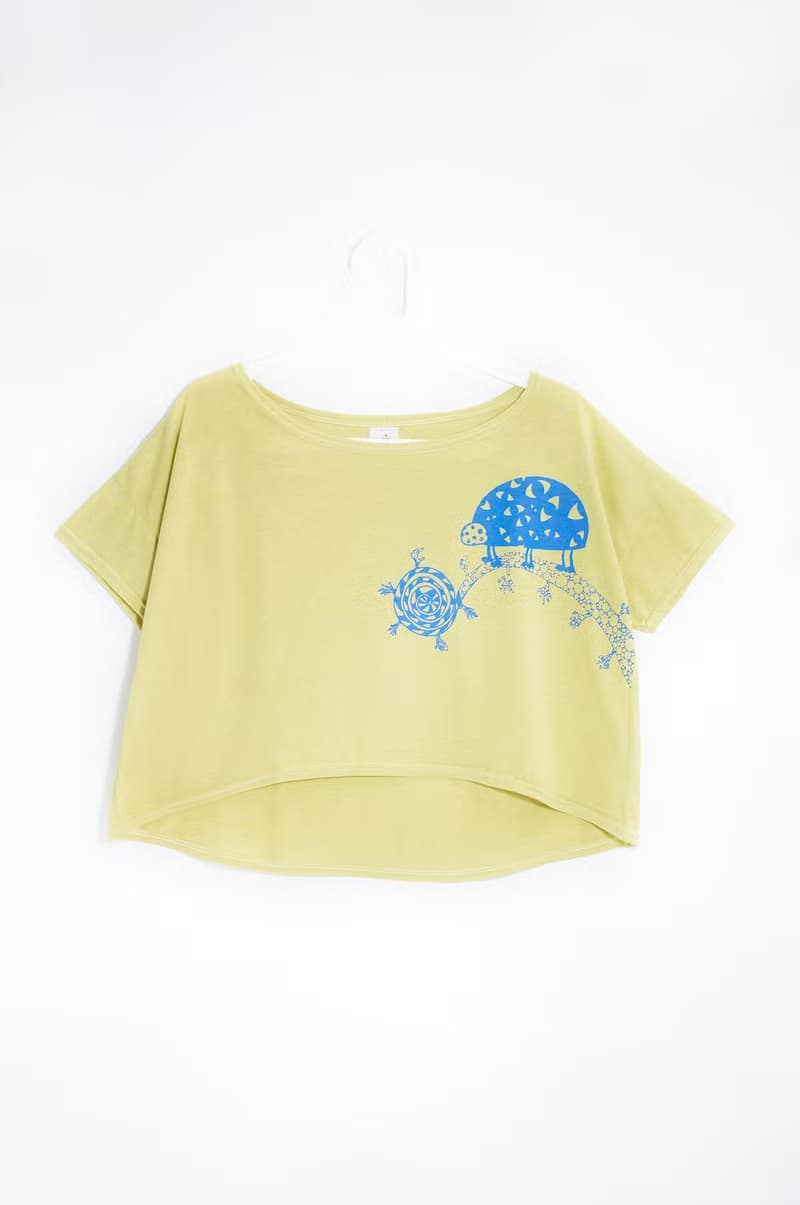 夏裝 女裝手感棉質短版上衣Tee 不規則上衣-尼泊爾瓢蟲 樹木 果綠