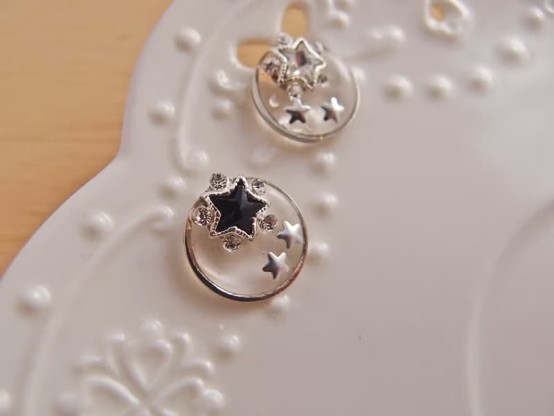 閃亮小貼耳。 星星寶石 - 不痛U型耳夾 不鏽鋼耳針 矽膠耳針