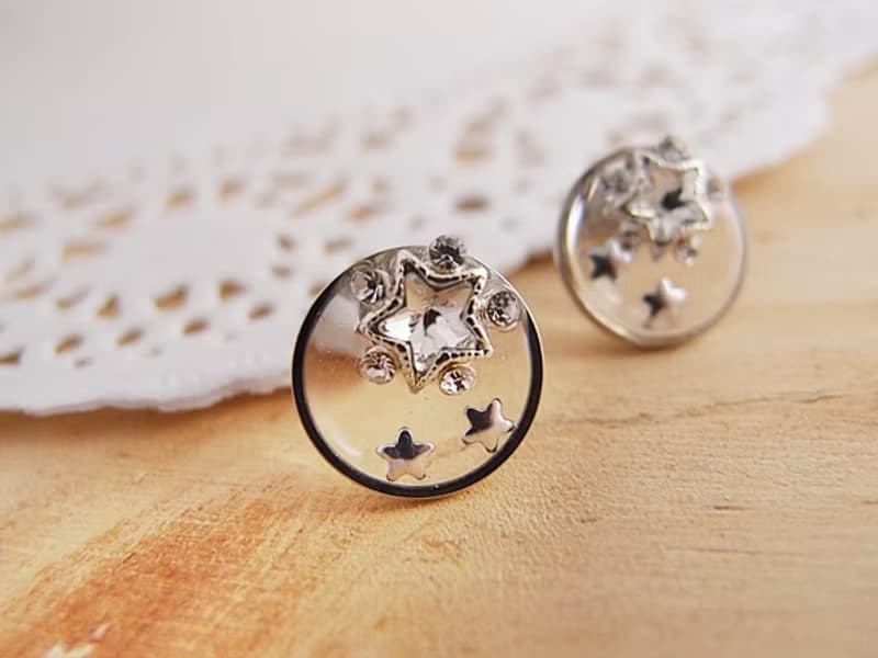 閃亮小貼耳。 星星寶石 - 不痛U型耳夾 不鏽鋼耳針 矽膠耳針