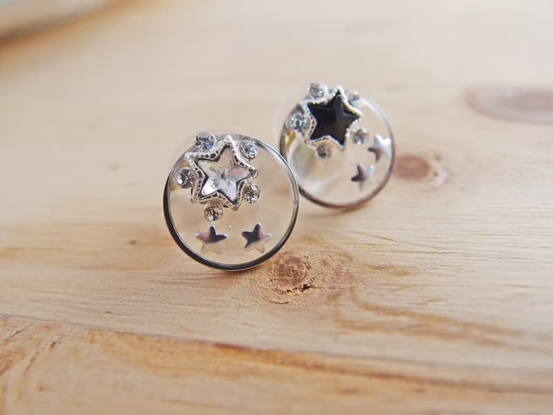 閃亮小貼耳。 星星寶石 - 不痛U型耳夾 不鏽鋼耳針 矽膠耳針