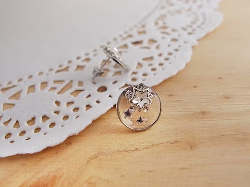 閃亮小貼耳。 星星寶石 - 不痛U型耳夾 不鏽鋼耳針 矽膠耳針