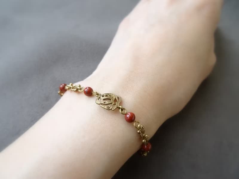 紅碧玉 紅磚石 古典玫瑰花 黃銅手鍊 | 搖擺玫瑰