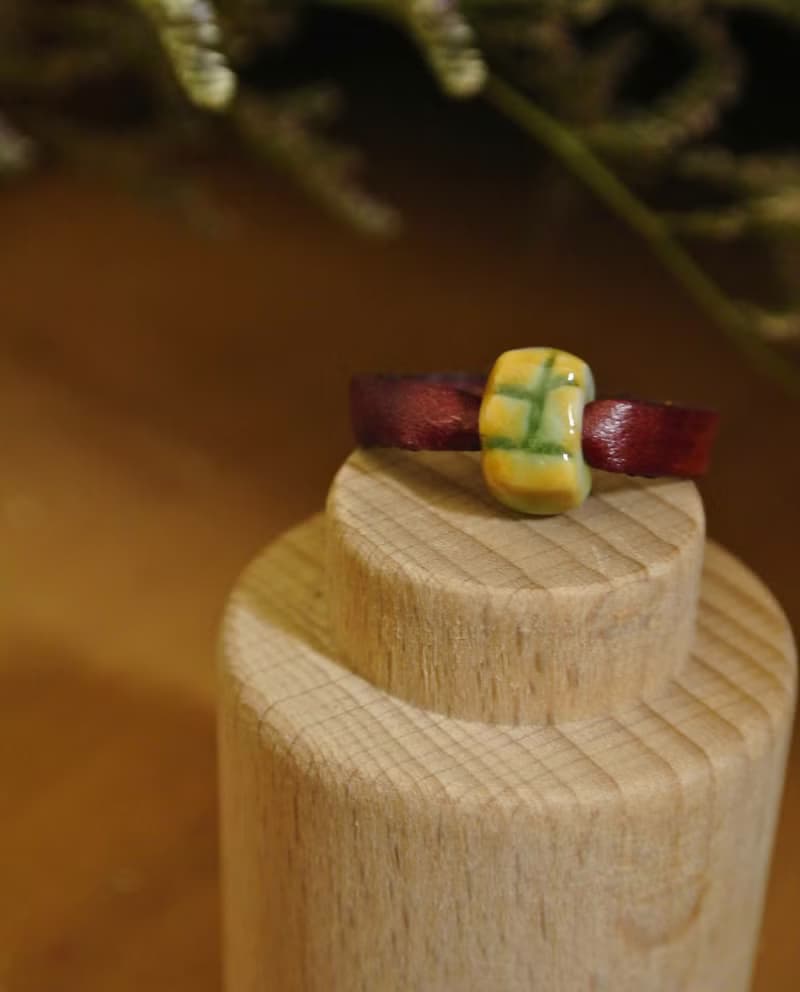 【 T - C 】戒指 皮革 牛皮 日本白瓷 瓷器  限量 自然釉色 無限看不膩色調 攝氏1350高溫燒製