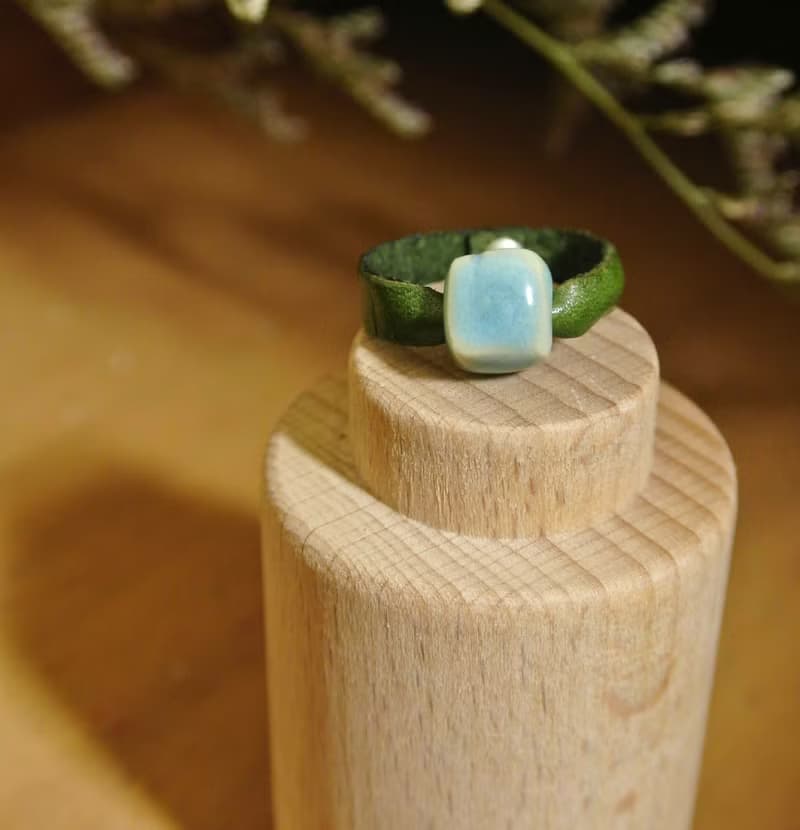 【 T - C 】戒指 皮革 牛皮 日本白瓷 瓷器  限量 自然釉色 無限看不膩色調 攝氏1350高溫燒製