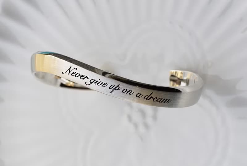 手工925純銀【微寬版中性橢圓開口C型手環】Never give up