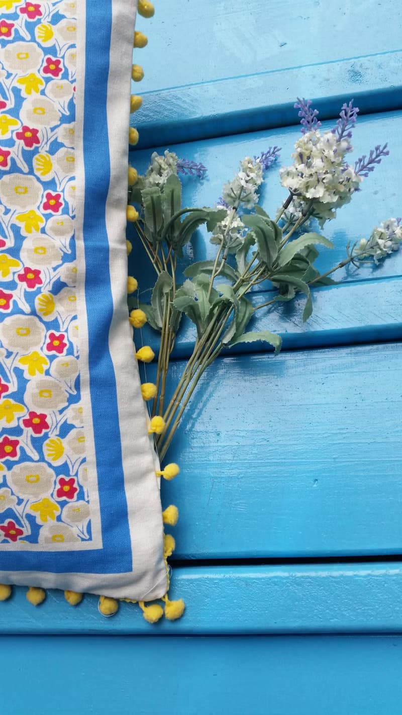 北歐款式淺黃色毛球,黃藍花圖案抱枕靠枕靠墊枕套