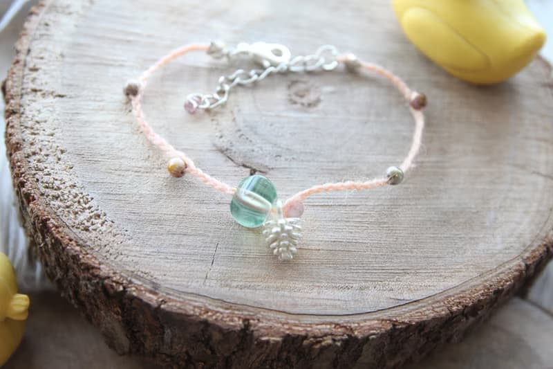 KNIT WITH LOVE 異色六角淡綠色螢石配銀松果 粉紅色手編手鍊