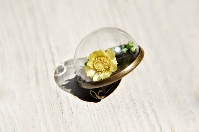 / 森林系 / 法式玻璃乾燥花胸針 別針 - 黃色花朵