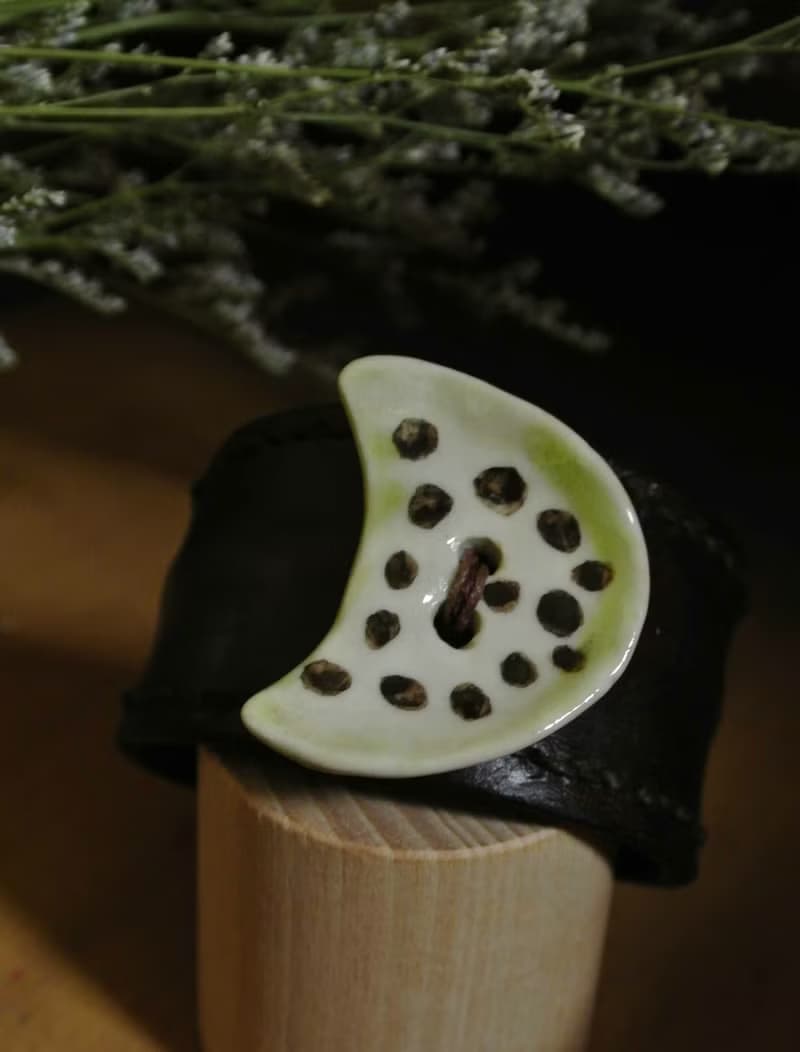 【 T - C 】手環 手鐲 皮革 牛皮 日本白瓷 瓷器  限量 自然釉色 無限看不膩色調 攝氏1350高溫燒製