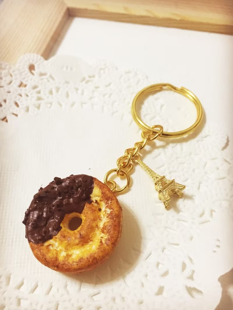 ~~mini 聖誕新品上市～～巧克力歐菲香甜甜圈吊飾（可改磁鐵） ((滿600隨機送神秘小禮物))