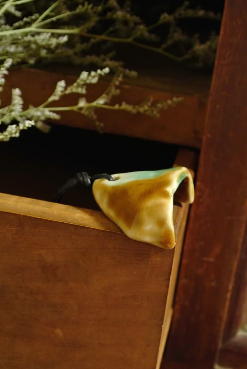 【 T - C 】項鍊 日本白瓷 瓷器  限量 自然釉色 無限看不膩色調 攝氏1350高溫燒製