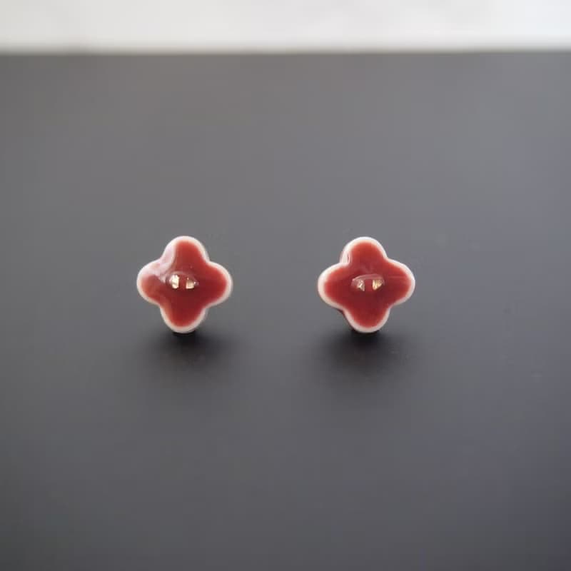 ぷっくり小花のピアス (ボルドー) ピアス / イヤリング