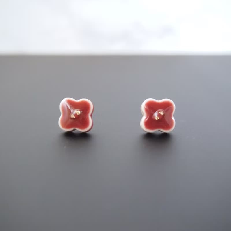 ぷっくり小花のピアス (ボルドー) ピアス / イヤリング