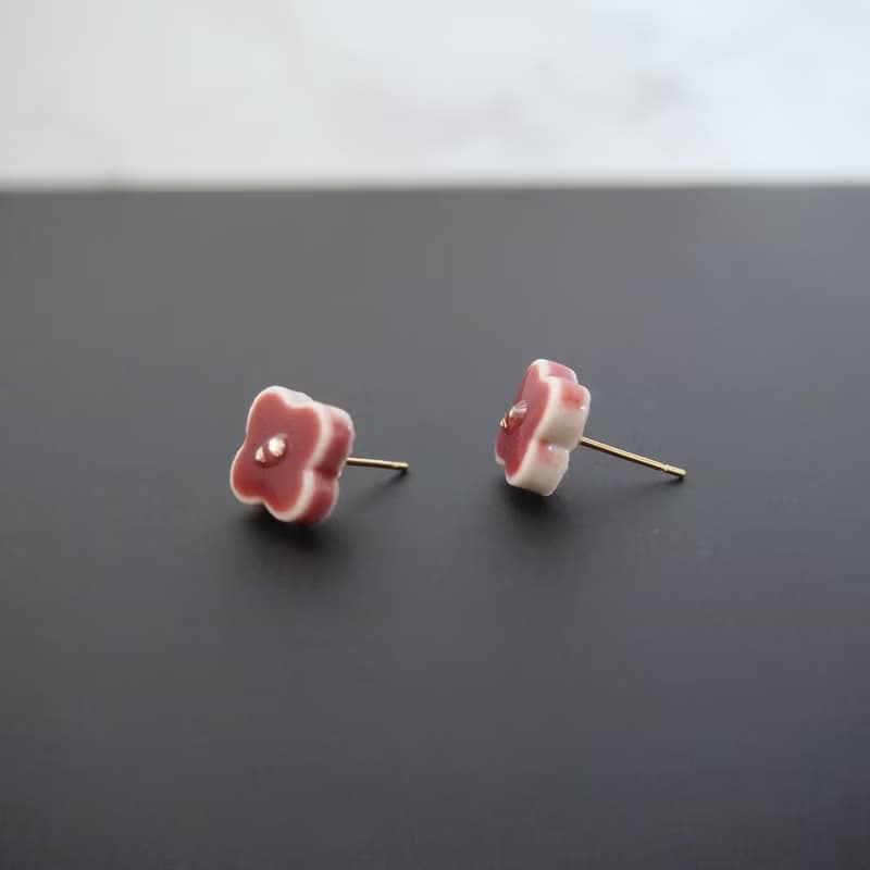 ぷっくり小花のピアス (ボルドー) ピアス / イヤリング