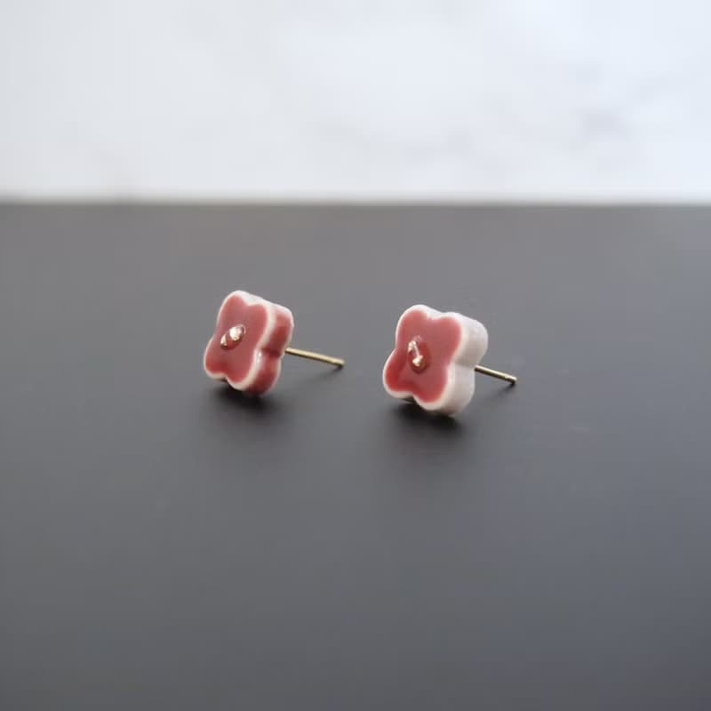 ぷっくり小花のピアス (ボルドー) ピアス / イヤリング