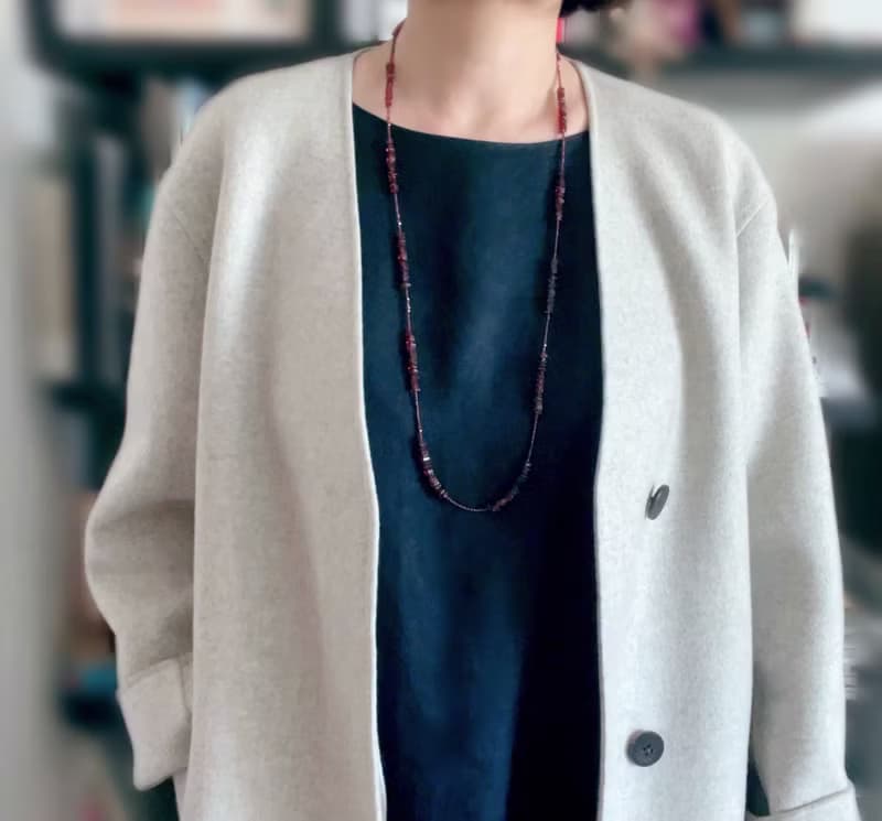 ２種のガーネットを使用した、２連にもなる、ロングネックレス