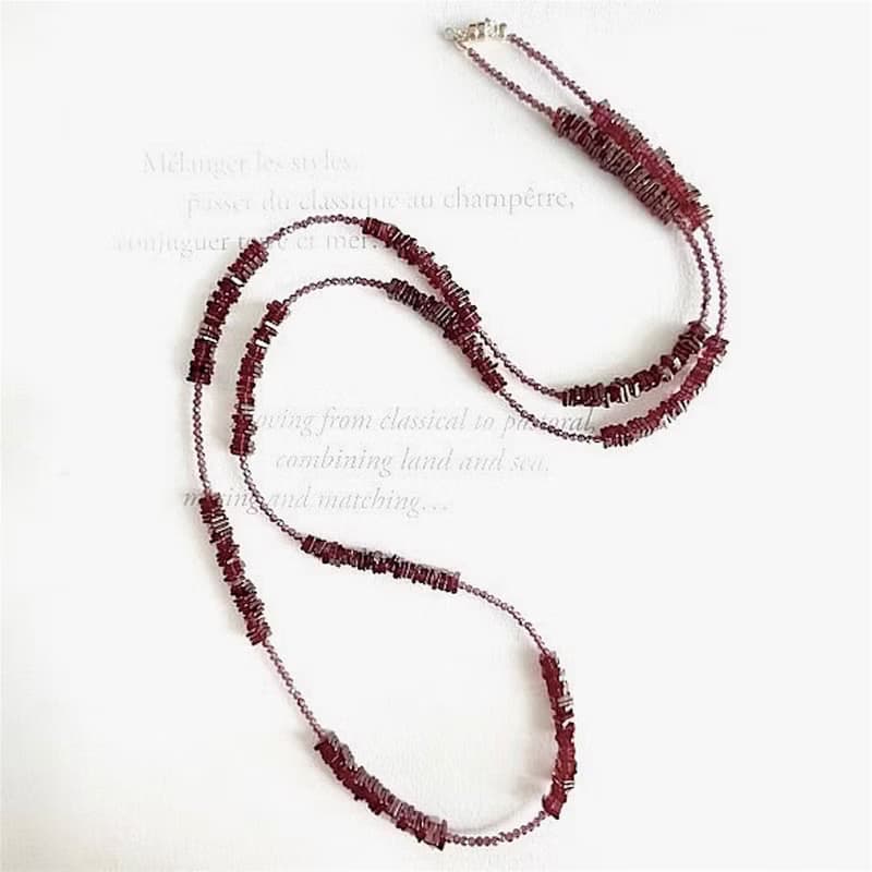 ２種のガーネットを使用した、２連にもなる、ロングネックレス