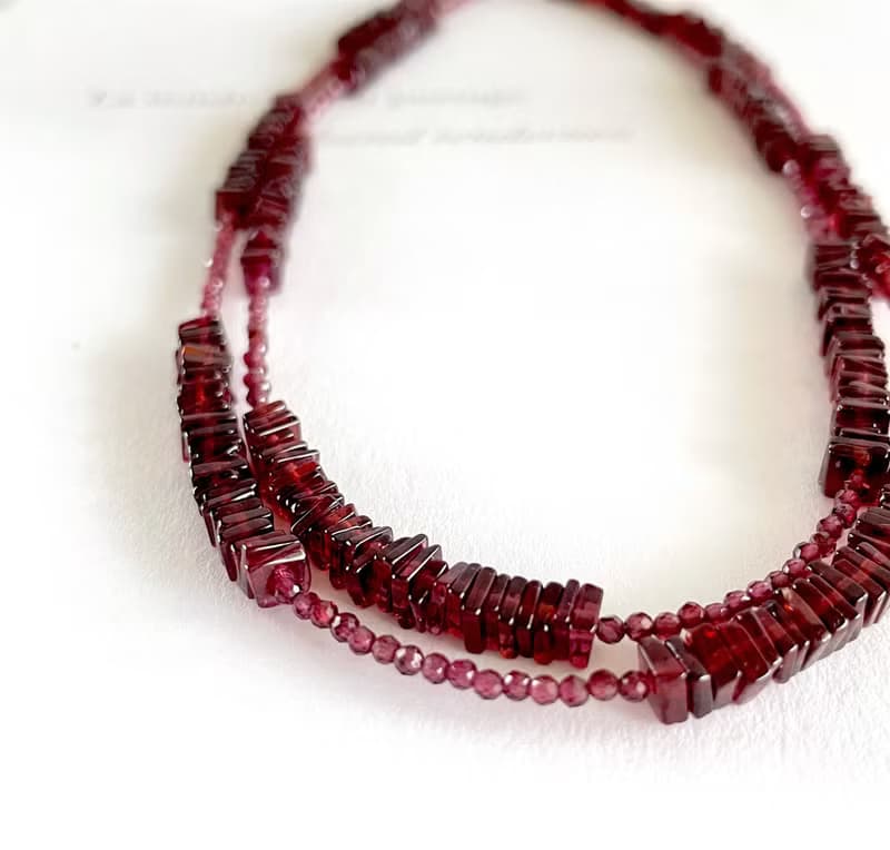 ２種のガーネットを使用した、２連にもなる、ロングネックレス