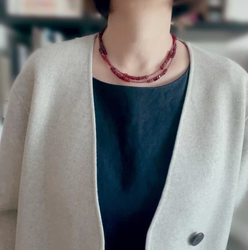 ２種のガーネットを使用した、２連にもなる、ロングネックレス