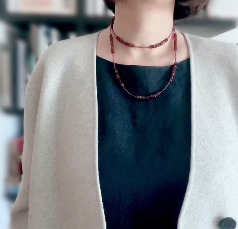 ２種のガーネットを使用した、２連にもなる、ロングネックレス