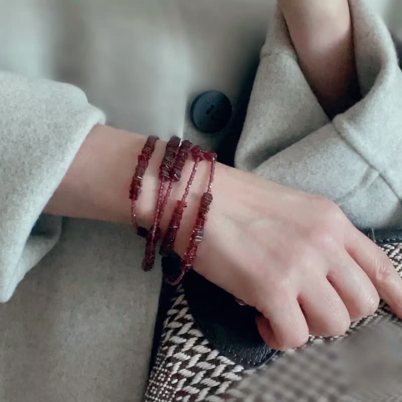 ２種のガーネットを使用した、２連にもなる、ロングネックレス