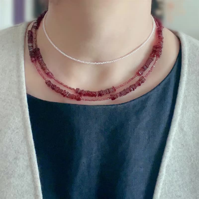 ２種のガーネットを使用した、２連にもなる、ロングネックレス