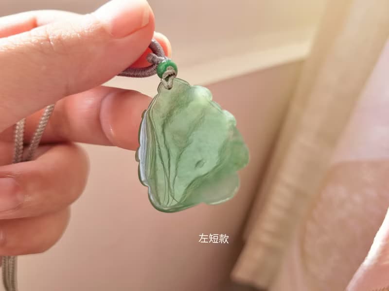 【親翠】天然翡翠 冰滿綠不露白|| 超美捲尾九尾狐 ||調整式繩鏈