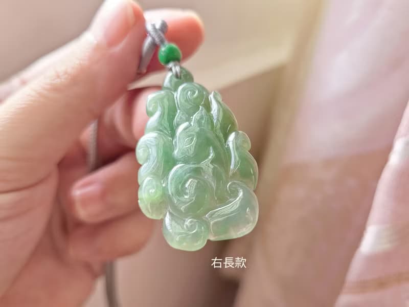 【親翠】天然翡翠 冰滿綠不露白|| 超美捲尾九尾狐 ||調整式繩鏈
