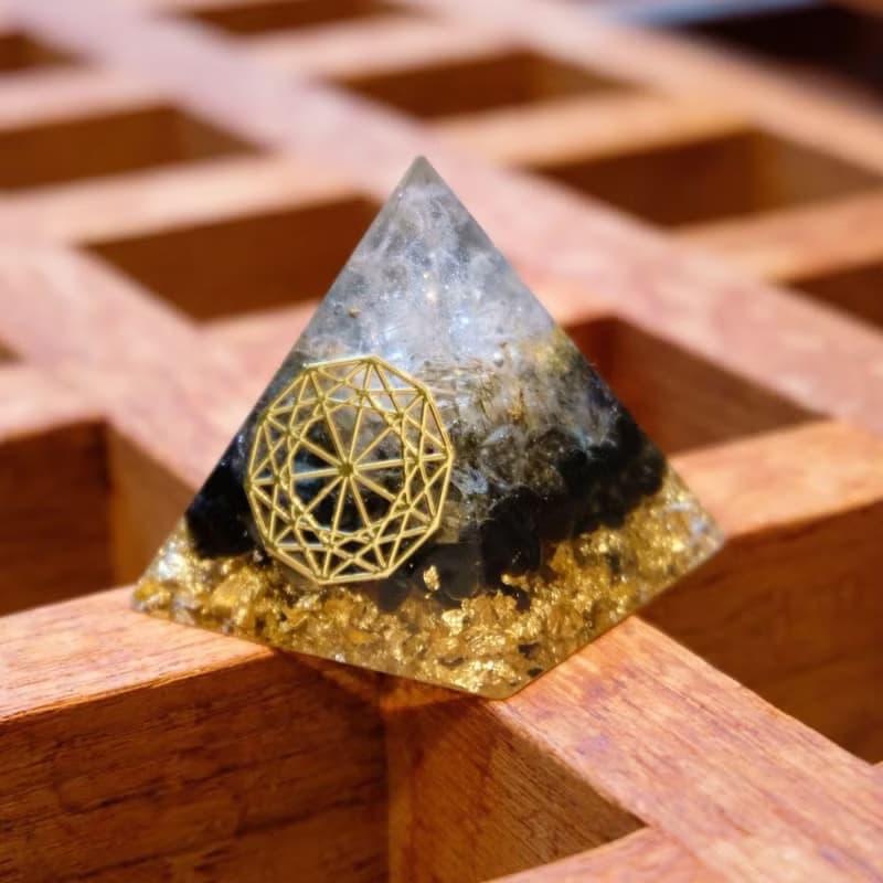 【白水晶+綠碧璽+金曜石】奧根能量塔Orgonite (6cm/5cm)