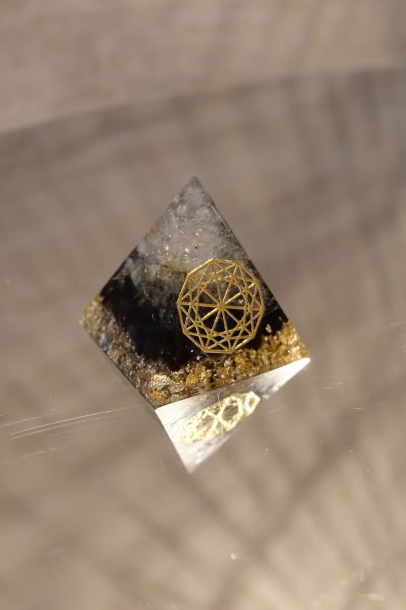【白水晶+綠碧璽+金曜石】奧根能量塔Orgonite (6cm/5cm)