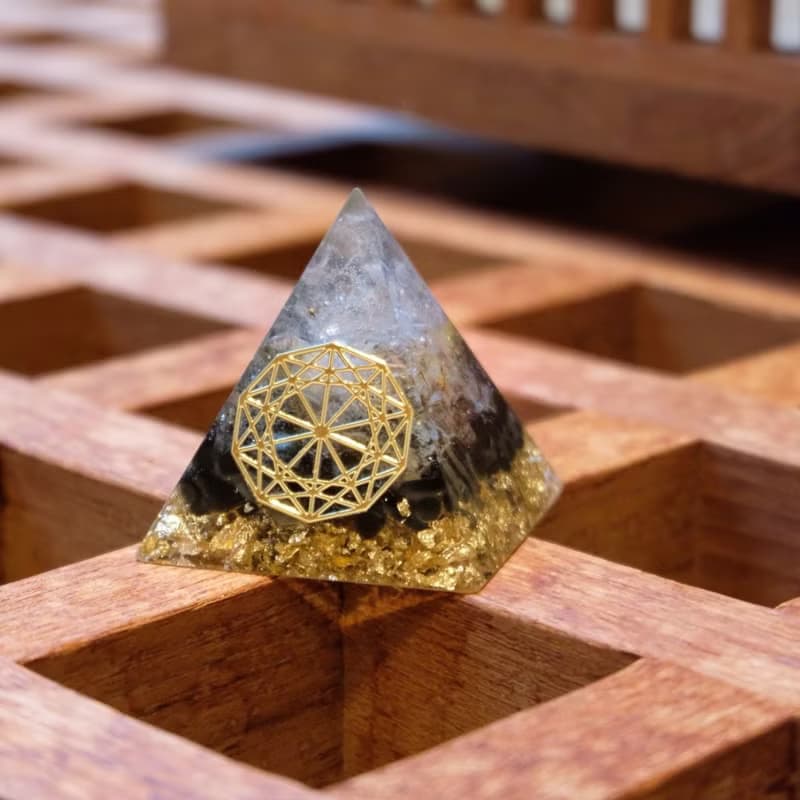 【白水晶+綠碧璽+金曜石】奧根能量塔Orgonite (6cm/5cm)
