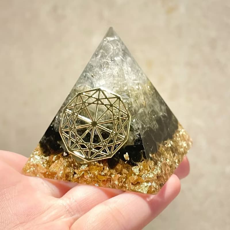【白水晶+綠碧璽+金曜石】奧根能量塔Orgonite (6cm/5cm)