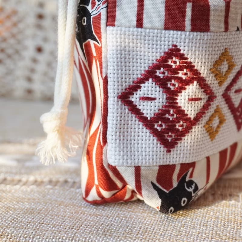 小巾繡束口袋 招財貓咪 (紅) | 刺繡束口袋 索繩袋 收納小物