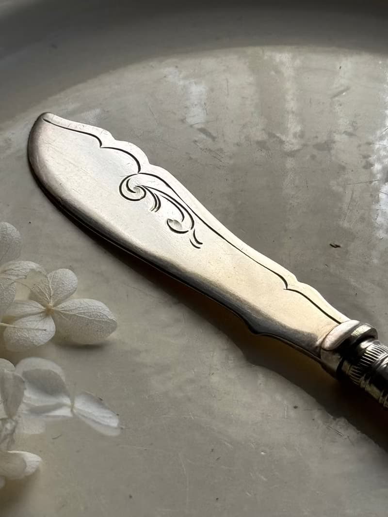 50638-典雅古董珍珠母貝柄鍍銀奶油刀