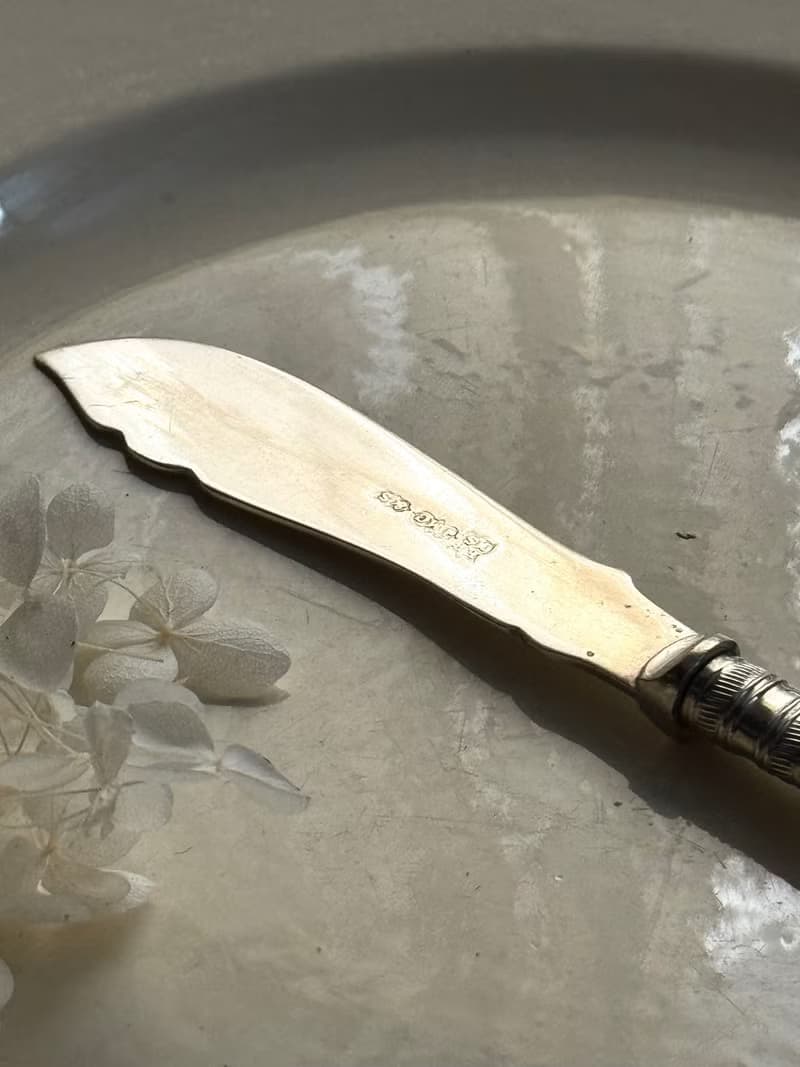 50638-典雅古董珍珠母貝柄鍍銀奶油刀