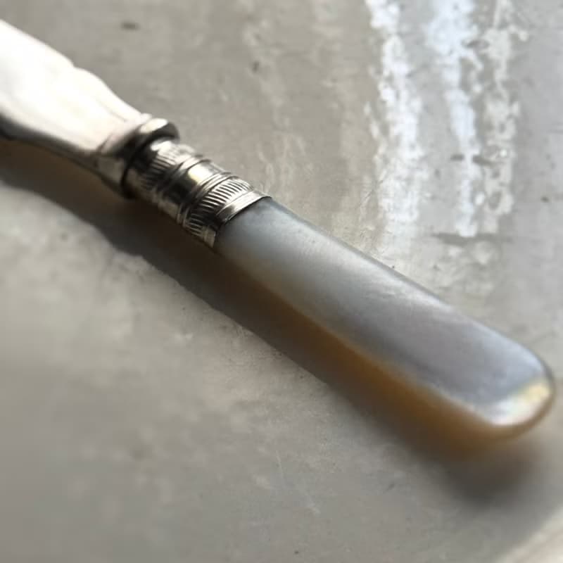 50638-典雅古董珍珠母貝柄鍍銀奶油刀