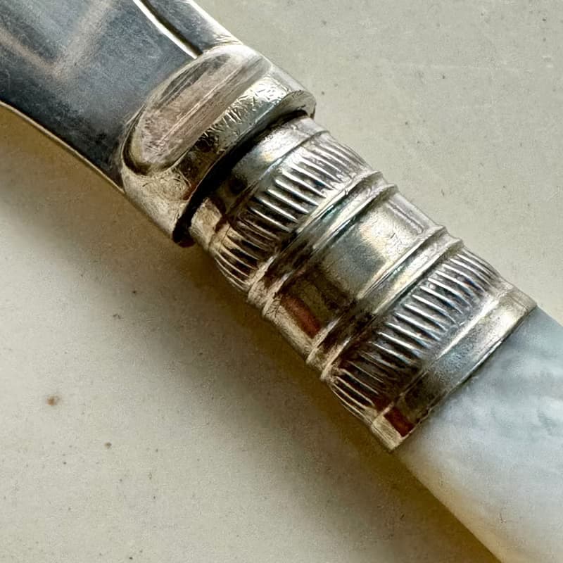 50638-典雅古董珍珠母貝柄鍍銀奶油刀