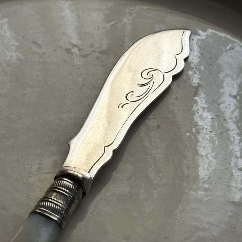 50638-典雅古董珍珠母貝柄鍍銀奶油刀